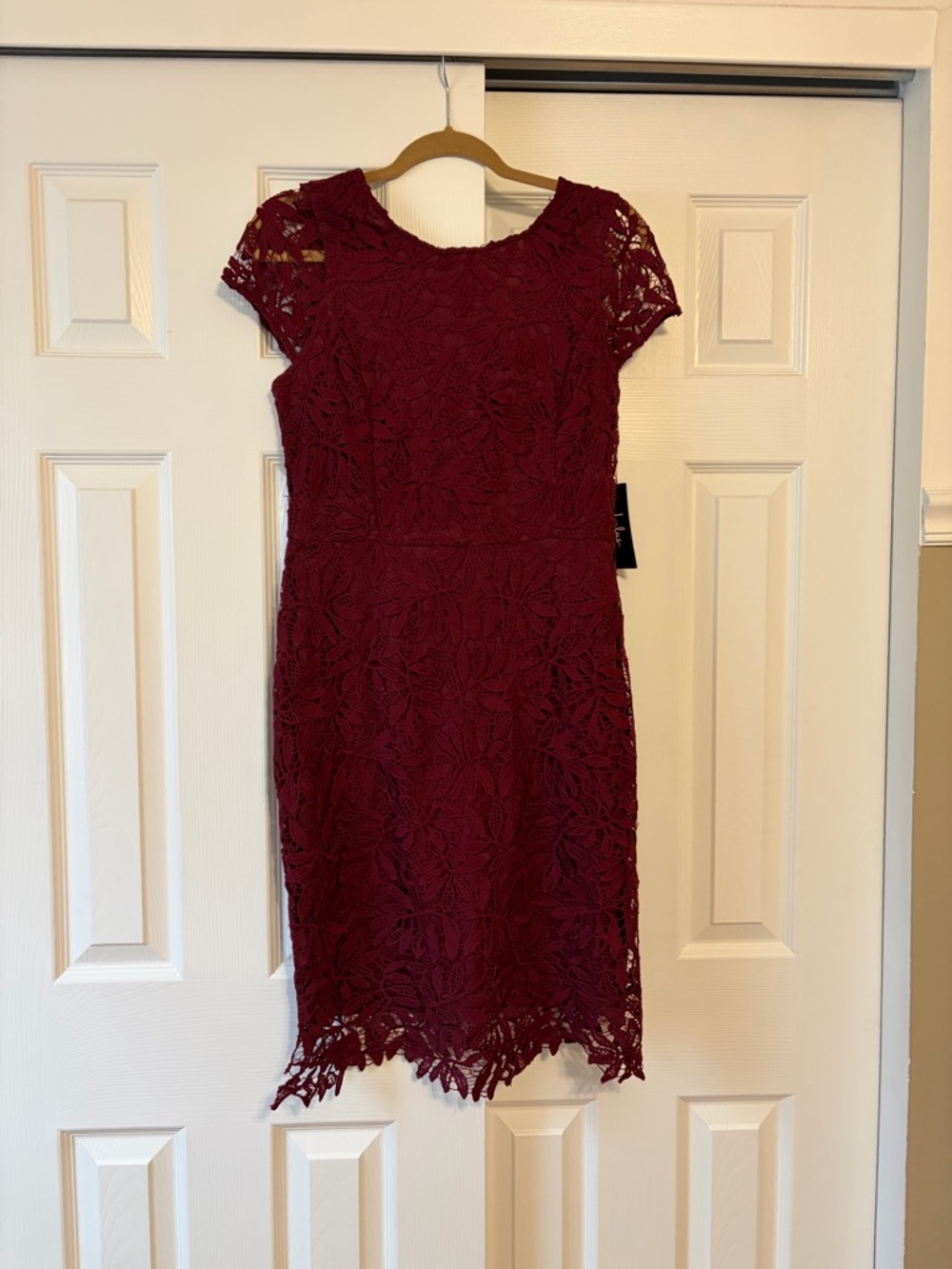 Lulus large Women's Lace Sheath Dress in Burgundy new
